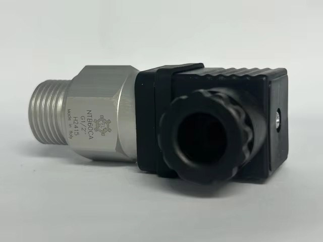 Temperature Switches NTB High Accuracy Adjustable Membrane and Piston Oilfield Durable Anodized Aluminium Body Compliant CE